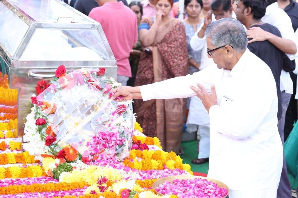 Akkineni Nageswara Rao Condolences Photos 02 - 34 / 211 photos