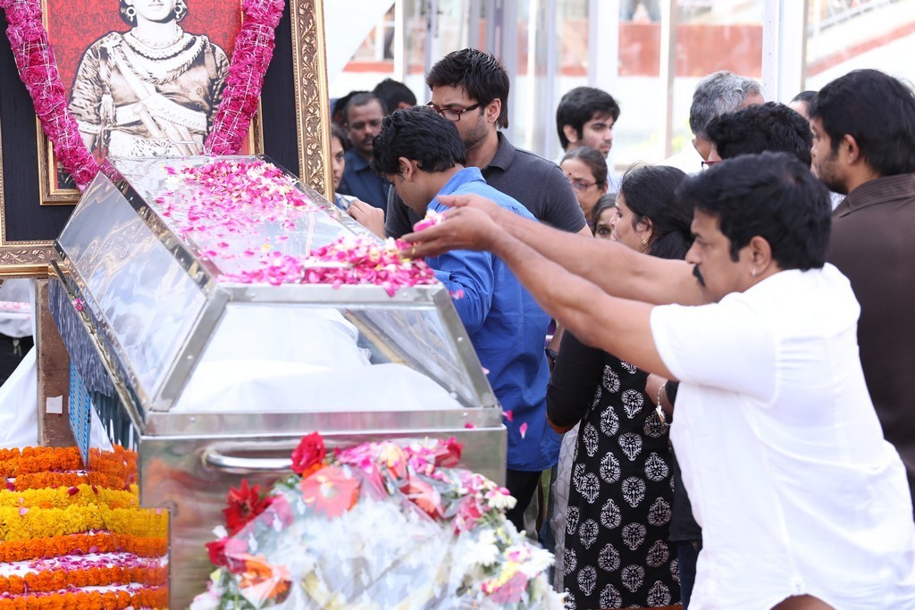 Akkineni Nageswara Rao Condolences Photos 02 - 35 / 211 photos