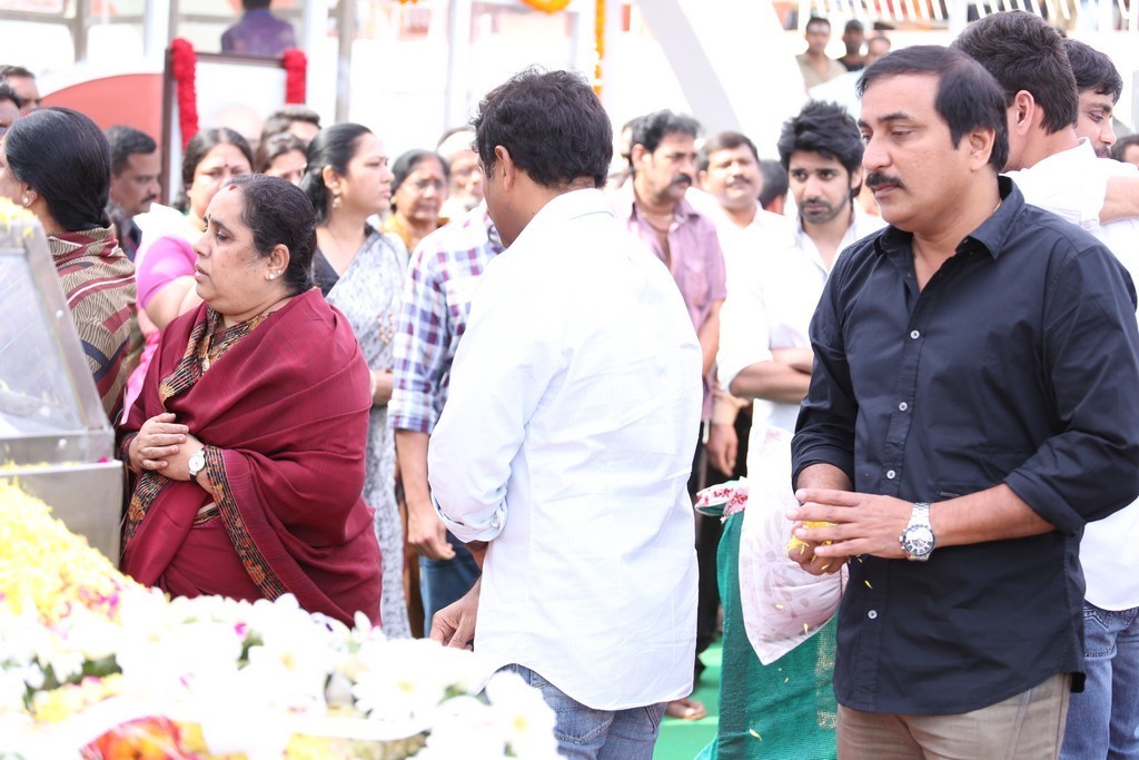 Akkineni Nageswara Rao Condolences Photos 02 - 37 / 211 photos