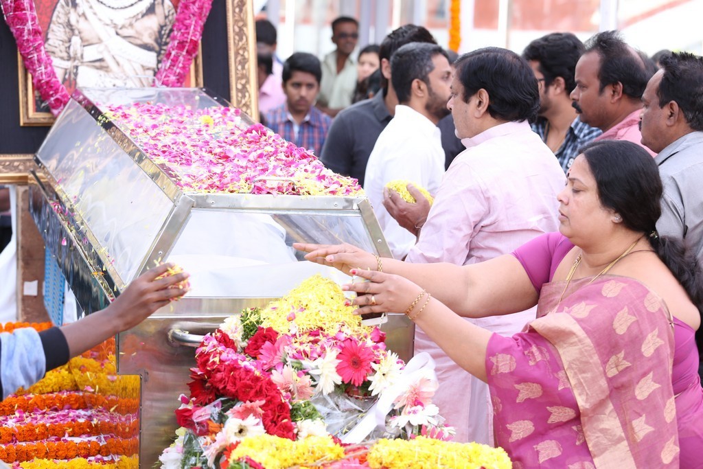 Akkineni Nageswara Rao Condolences Photos 02 - 38 / 211 photos