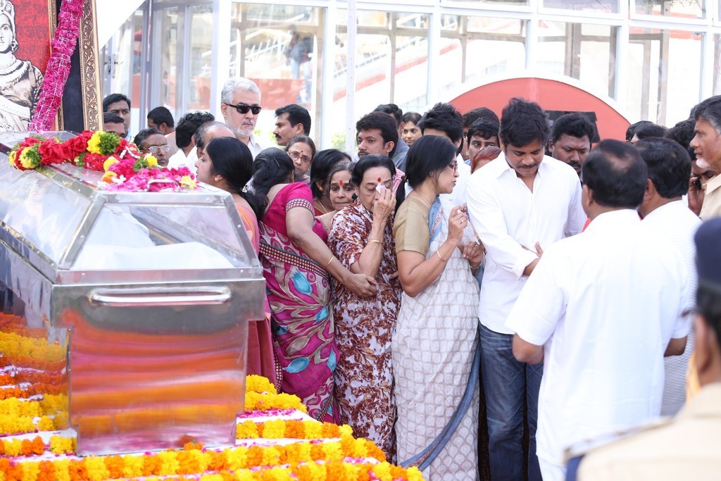 Akkineni Nageswara Rao Condolences Photos 02 - 39 / 211 photos