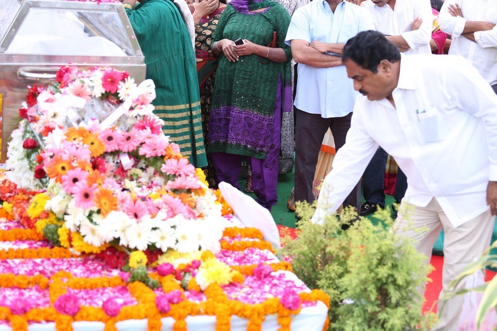 Akkineni Nageswara Rao Condolences Photos 02 - 44 / 211 photos
