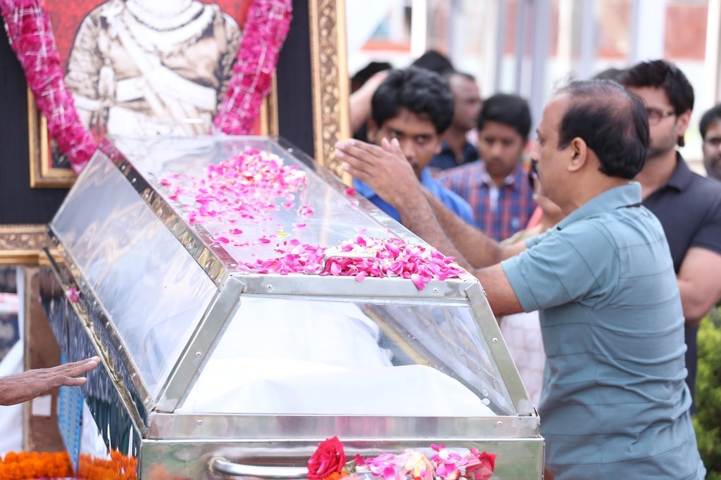Akkineni Nageswara Rao Condolences Photos 02 - 45 / 211 photos
