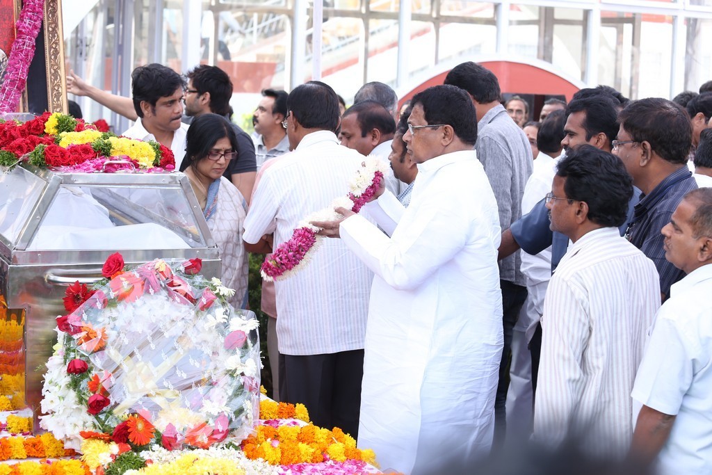 Akkineni Nageswara Rao Condolences Photos 02 - 50 / 211 photos
