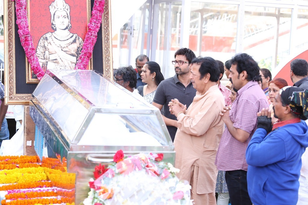 Akkineni Nageswara Rao Condolences Photos 02 - 51 / 211 photos