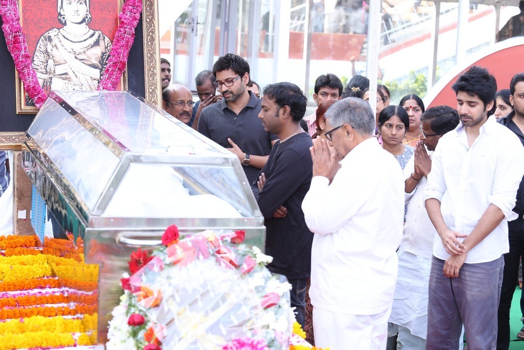 Akkineni Nageswara Rao Condolences Photos 02 - 57 / 211 photos