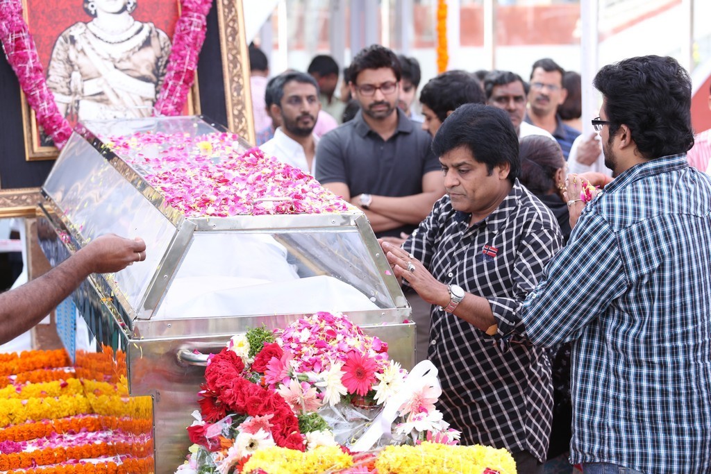 Akkineni Nageswara Rao Condolences Photos 02 - 60 / 211 photos