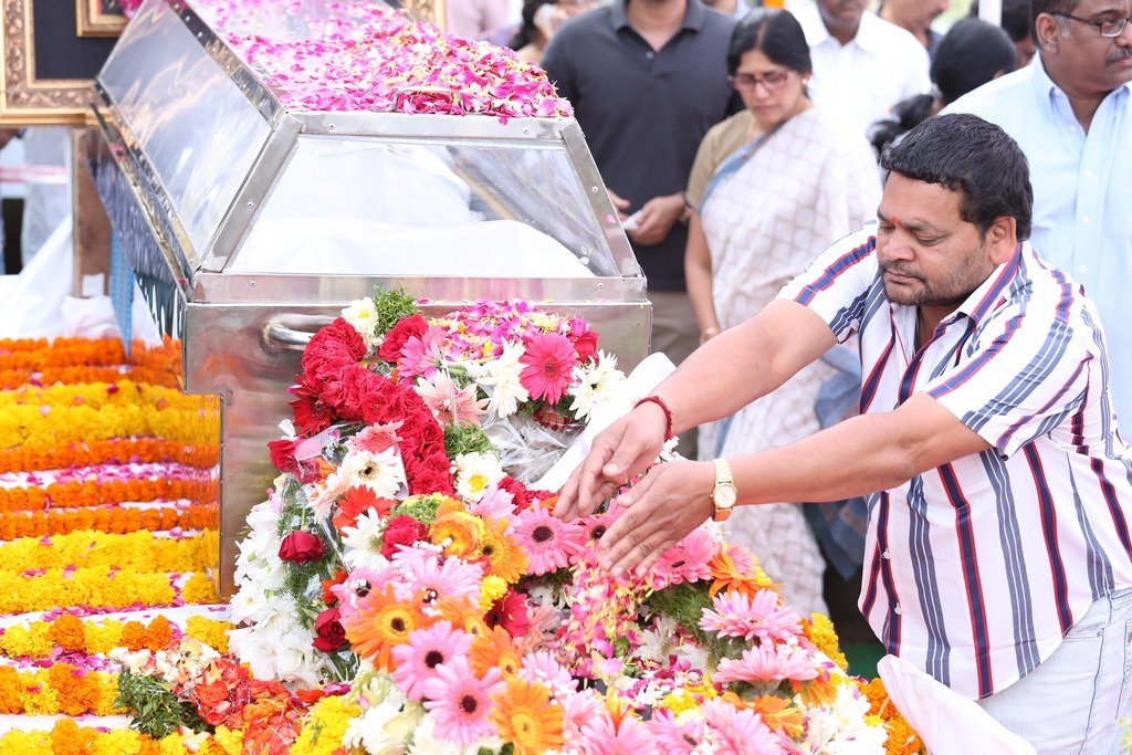 Akkineni Nageswara Rao Condolences Photos 02 - 62 / 211 photos