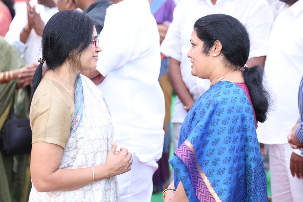 Akkineni Nageswara Rao Condolences Photos 02 - 72 / 211 photos