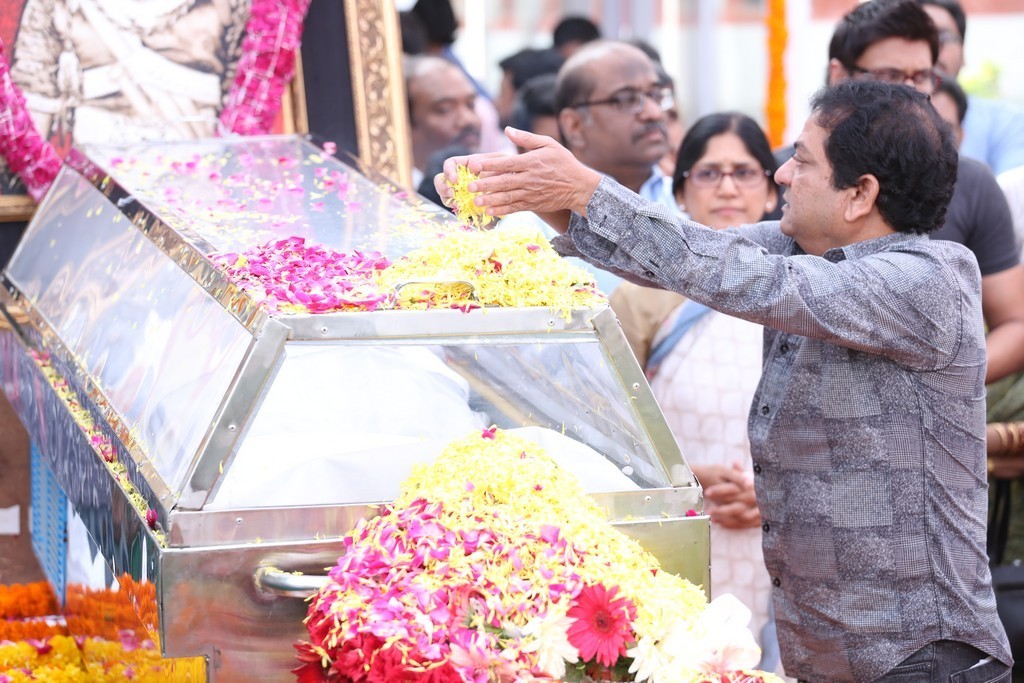 Akkineni Nageswara Rao Condolences Photos 02 - 91 / 211 photos