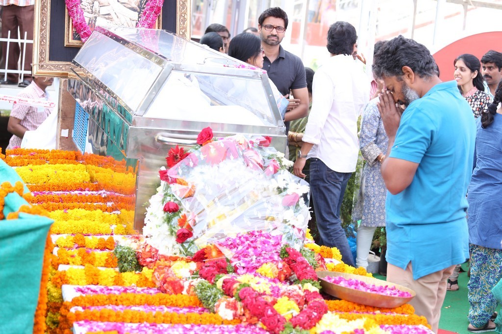 Akkineni Nageswara Rao Condolences Photos 02 - 104 / 211 photos