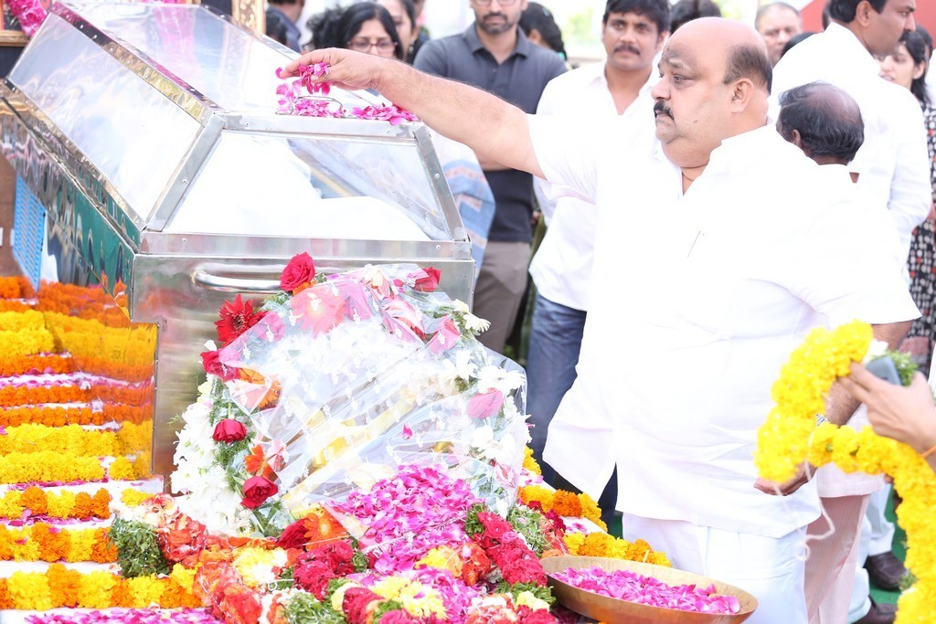 Akkineni Nageswara Rao Condolences Photos 02 - 106 / 211 photos