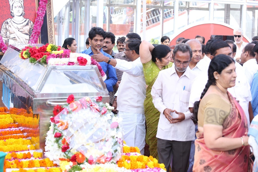 Akkineni Nageswara Rao Condolences Photos 02 - 111 / 211 photos