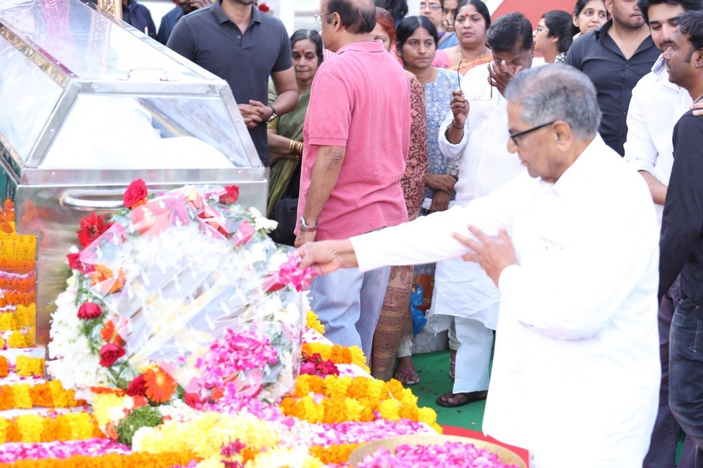 Akkineni Nageswara Rao Condolences Photos 02 - 124 / 211 photos