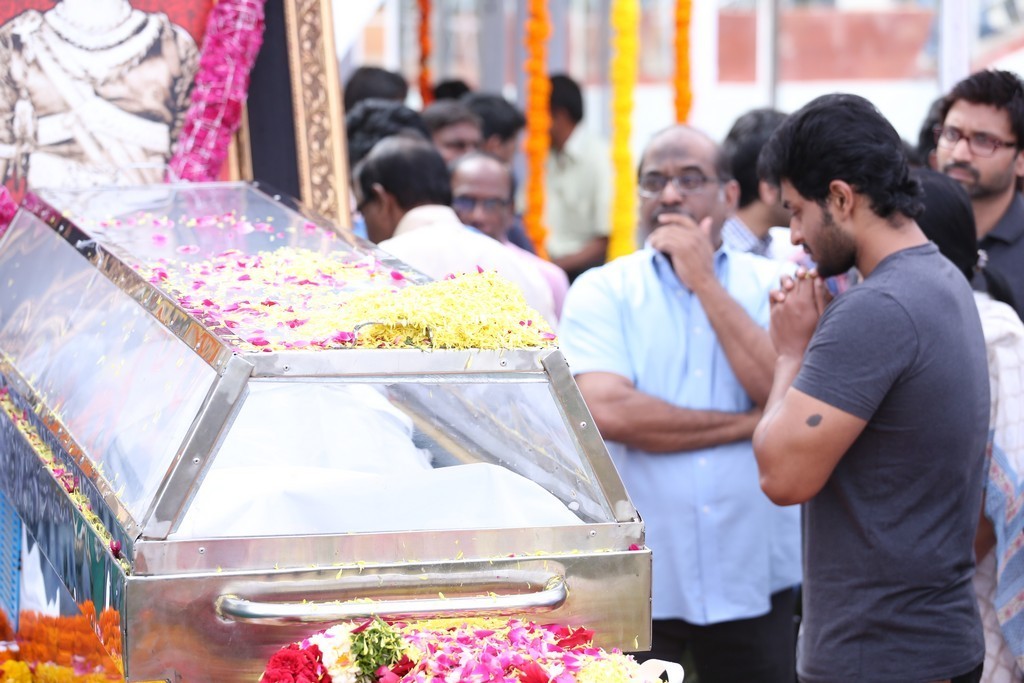 Akkineni Nageswara Rao Condolences Photos 02 - 126 / 211 photos