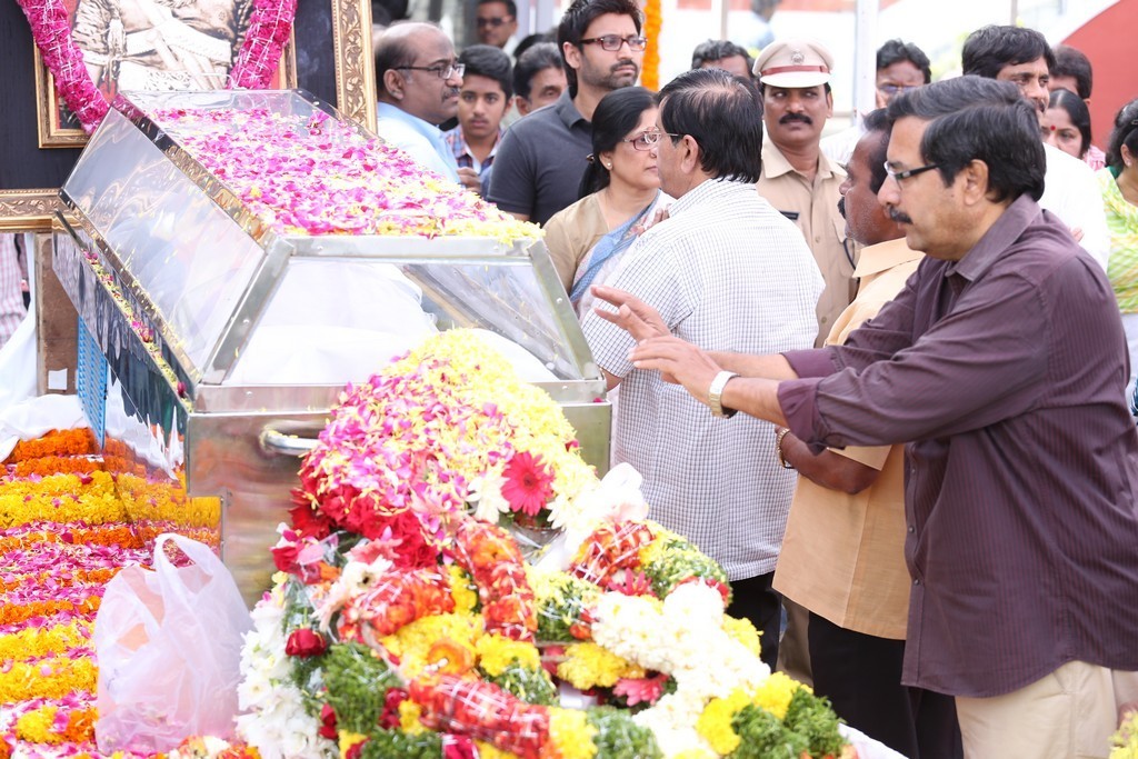 Akkineni Nageswara Rao Condolences Photos 02 - 132 / 211 photos