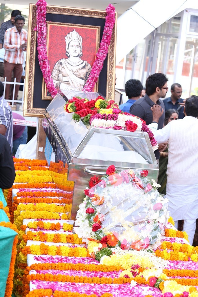 Akkineni Nageswara Rao Condolences Photos 02 - 143 / 211 photos