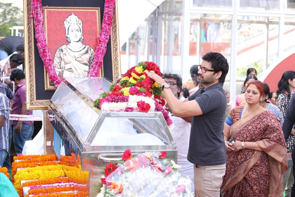 Akkineni Nageswara Rao Condolences Photos 02 - 147 / 211 photos