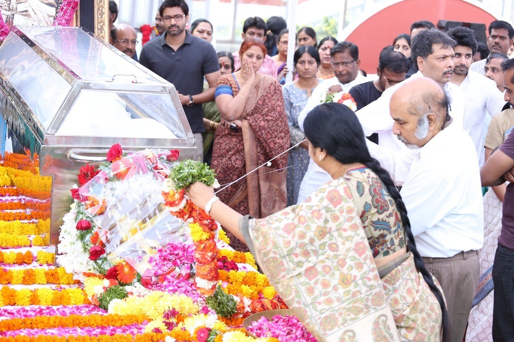 Akkineni Nageswara Rao Condolences Photos 02 - 151 / 211 photos
