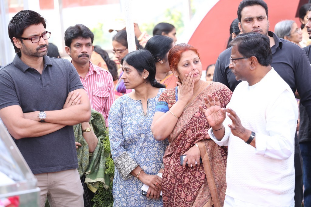 Akkineni Nageswara Rao Condolences Photos 02 - 175 / 211 photos