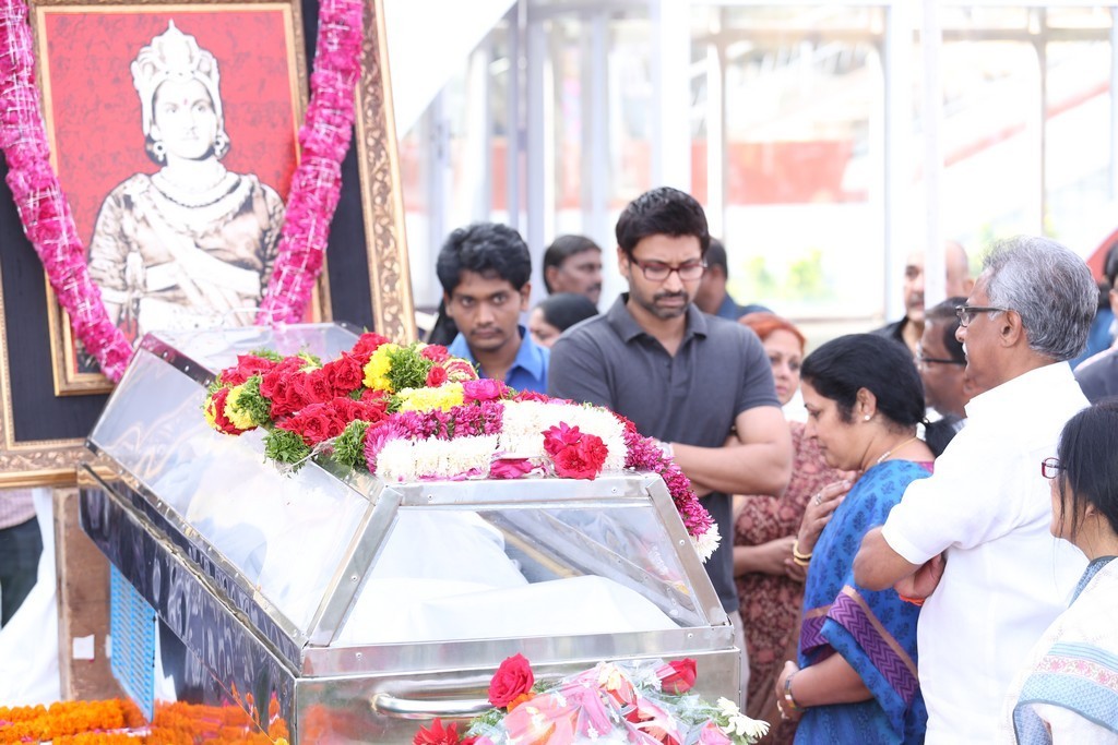 Akkineni Nageswara Rao Condolences Photos 02 - 180 / 211 photos