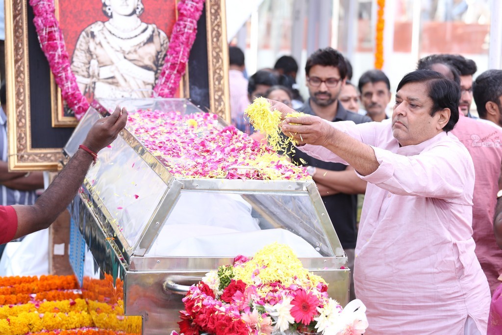 Akkineni Nageswara Rao Condolences Photos 02 - 181 / 211 photos