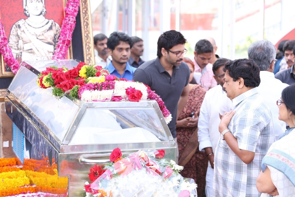Akkineni Nageswara Rao Condolences Photos 02 - 183 / 211 photos