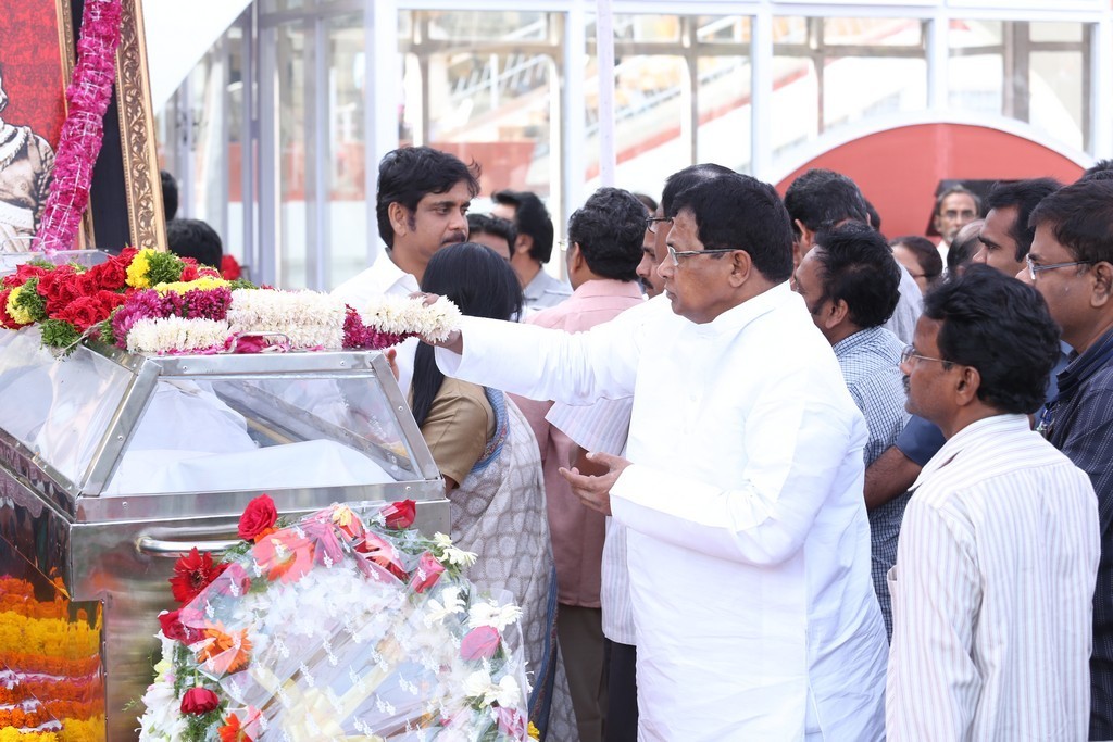 Akkineni Nageswara Rao Condolences Photos 02 - 190 / 211 photos