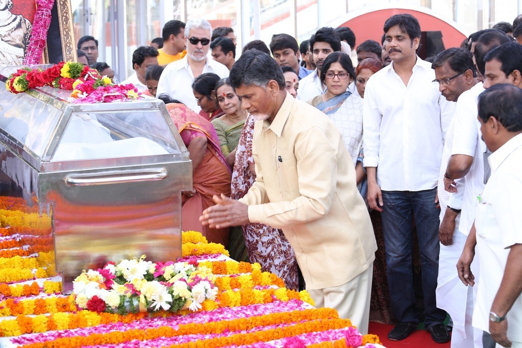 Akkineni Nageswara Rao Condolences Photos 02 - 201 / 211 photos