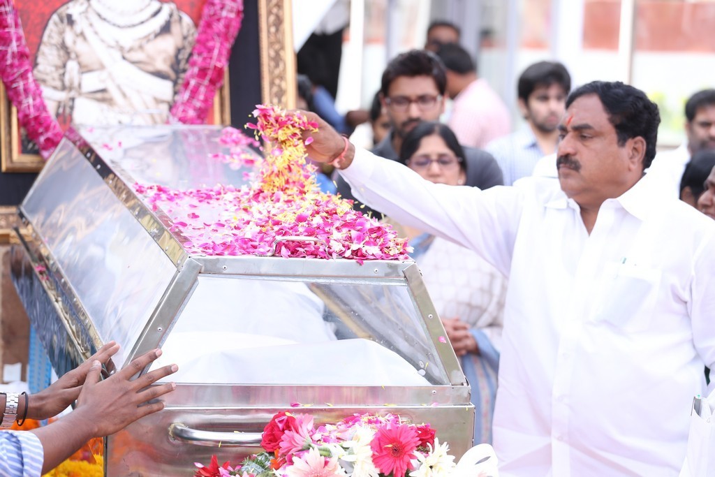 Akkineni Nageswara Rao Condolences Photos 02 - 205 / 211 photos