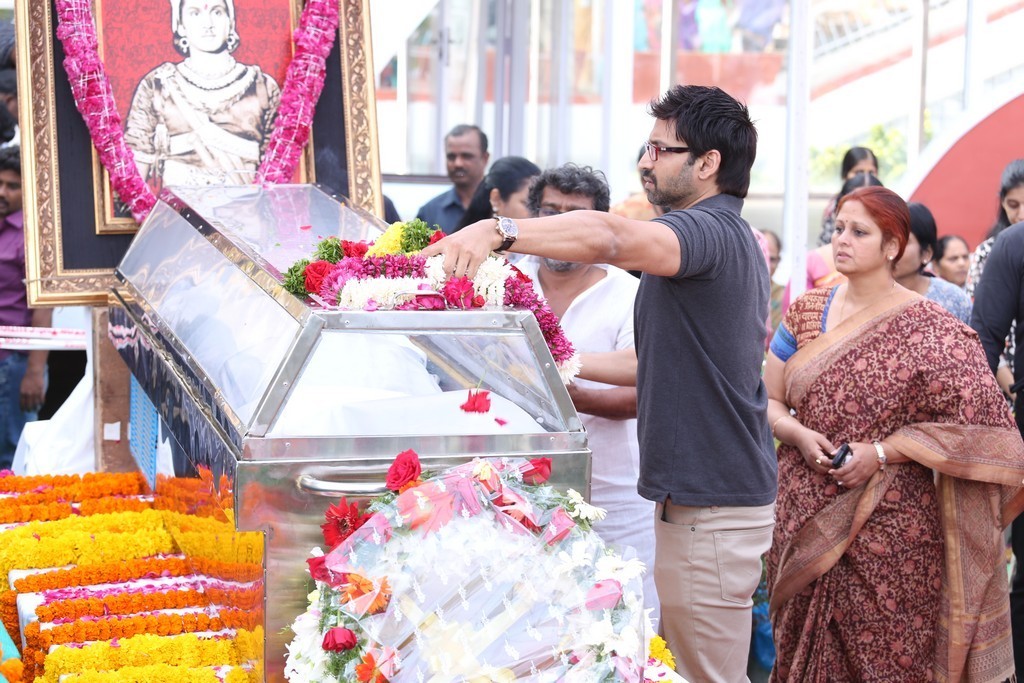 Akkineni Nageswara Rao Condolences Photos 02 - 207 / 211 photos