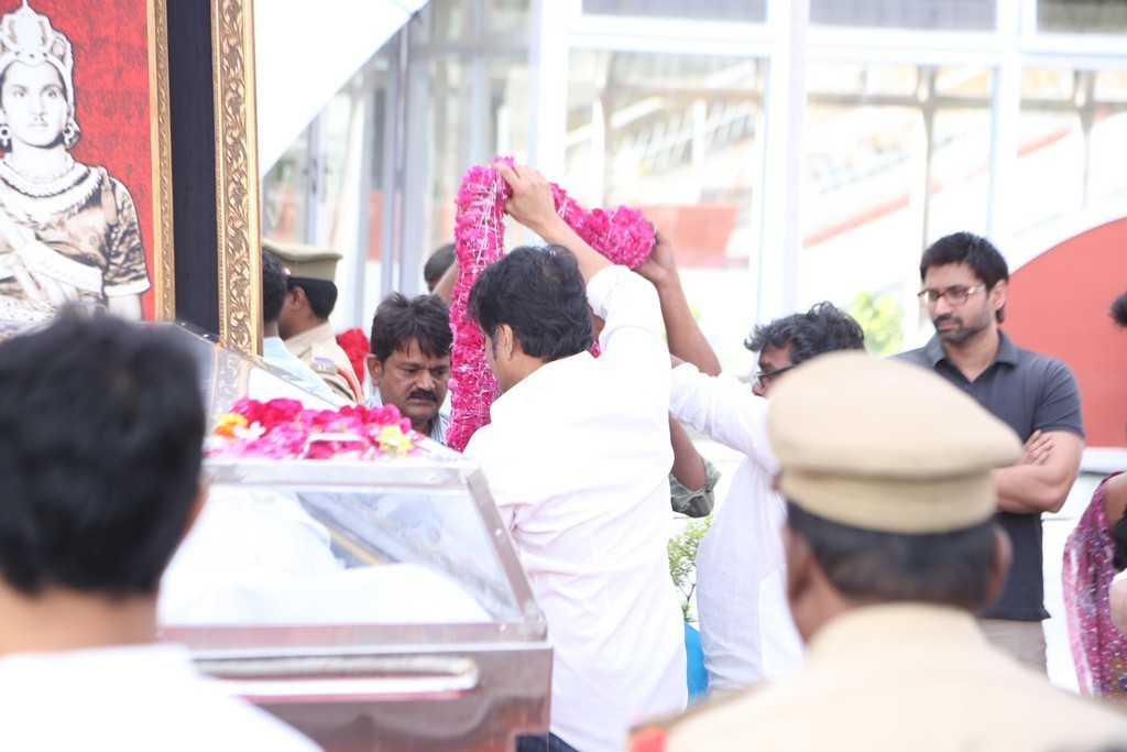 Akkineni Nageswara Rao Condolences Photos - 163 / 450 photos