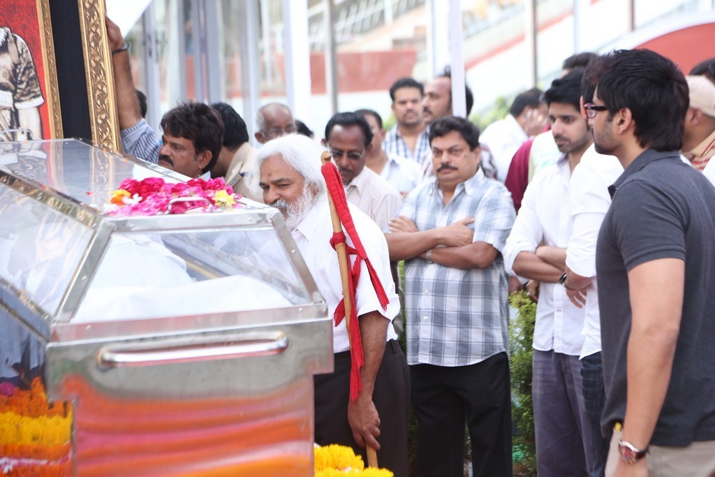 Akkineni Nageswara Rao Condolences Photos - 191 / 450 photos