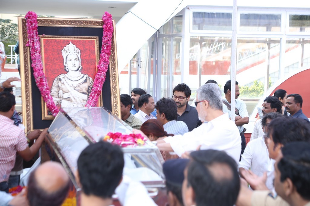 Akkineni Nageswara Rao Condolences Photos - 205 / 450 photos