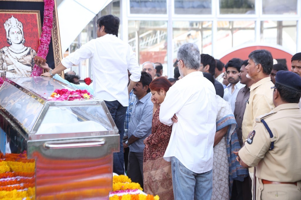 Akkineni Nageswara Rao Condolences Photos - 228 / 450 photos