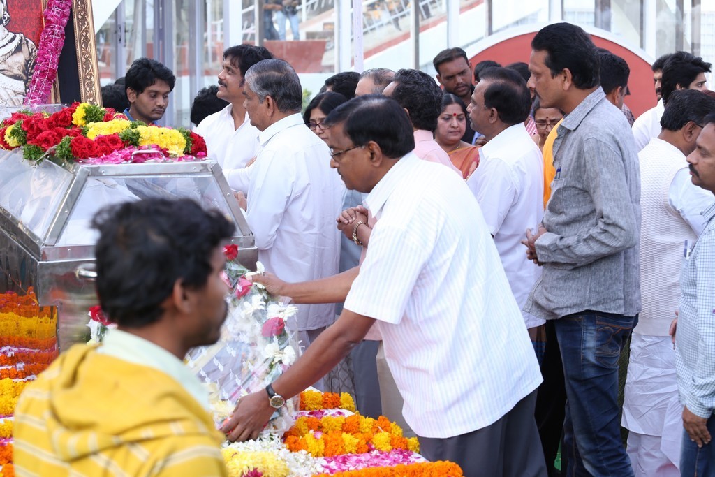 Akkineni Nageswara Rao Condolences Photos - 250 / 450 photos