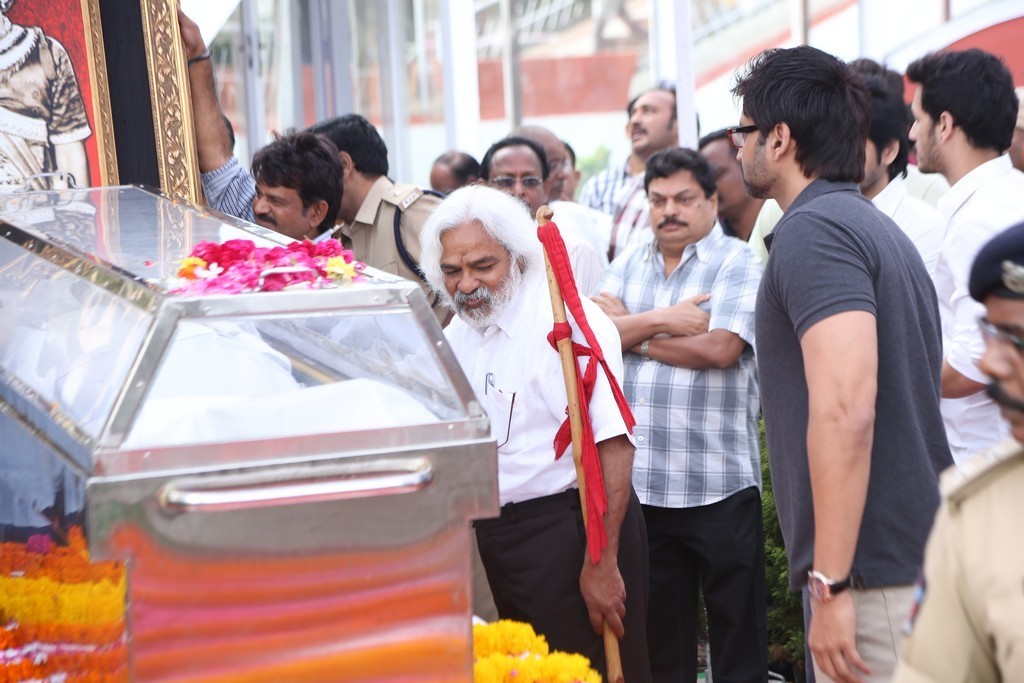 Akkineni Nageswara Rao Condolences Photos - 301 / 450 photos