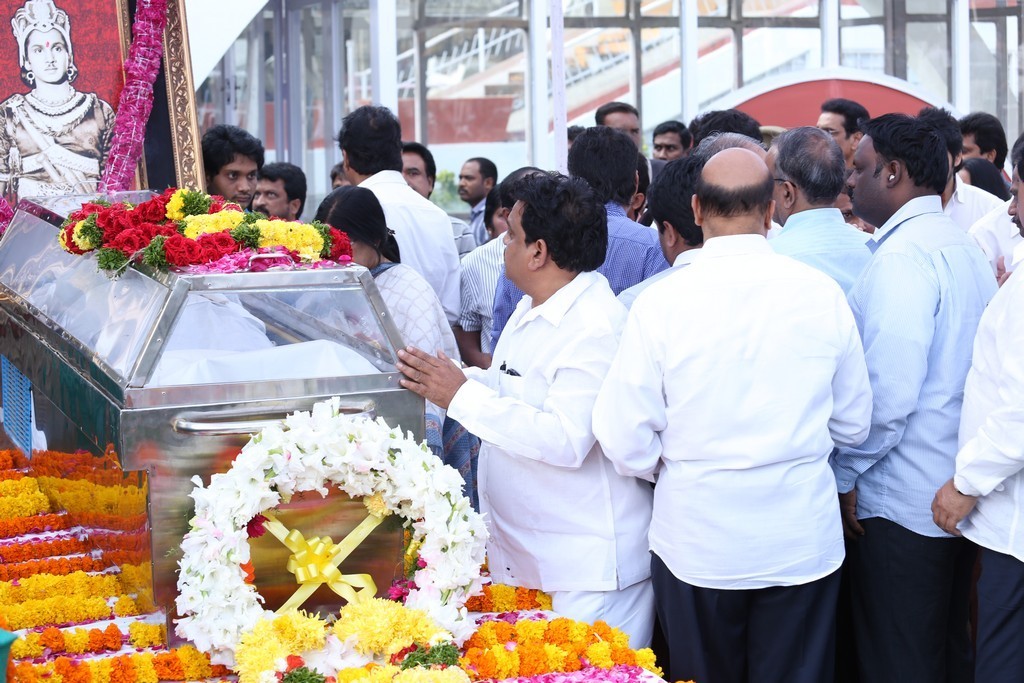 Akkineni Nageswara Rao Condolences Photos - 303 / 450 photos
