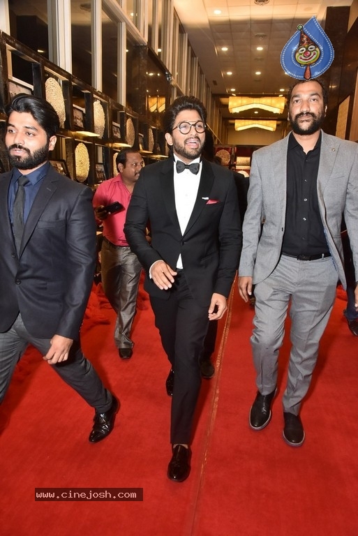 Allu Arjun And Regina Cassandra In A Charity Event - 9 / 42 photos