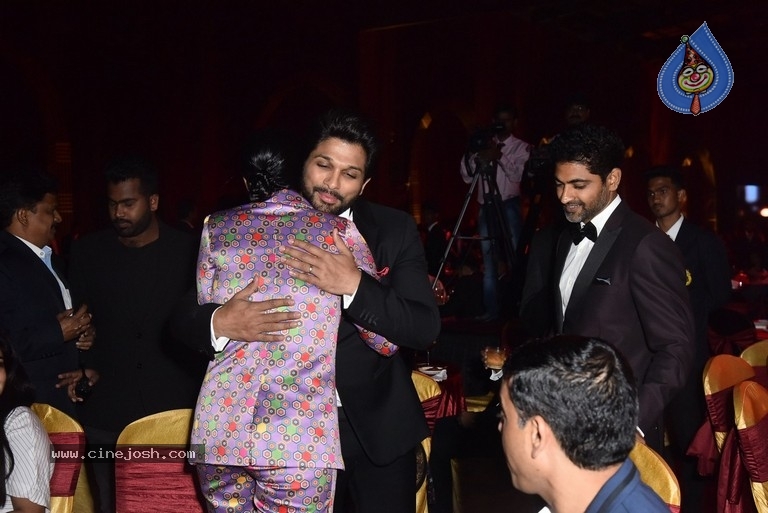 Allu Arjun And Regina Cassandra In A Charity Event - 13 / 42 photos