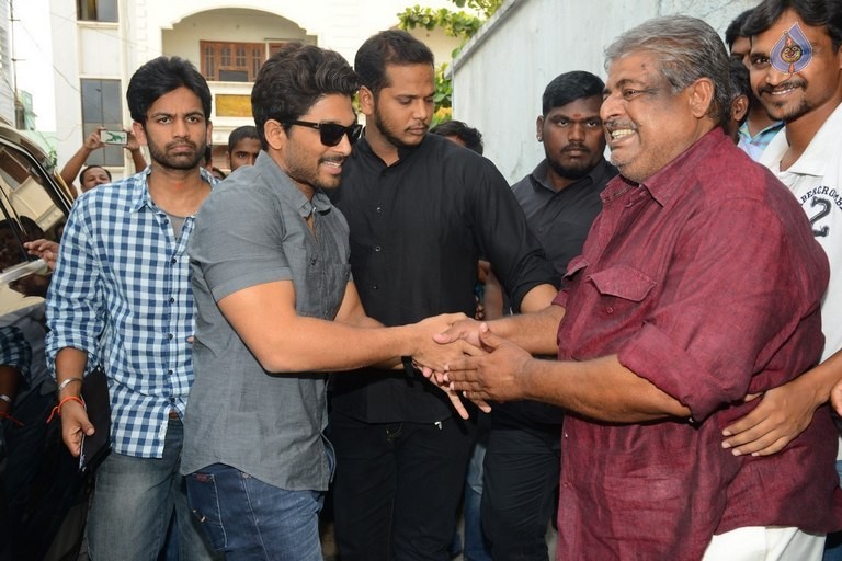 Allu Arjun at Greater Mega Fans President House - 3 / 21 photos