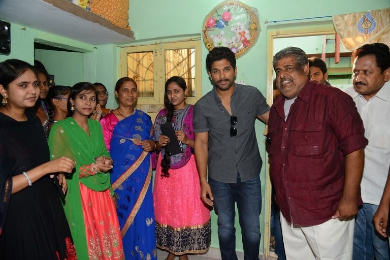 Allu Arjun at Greater Mega Fans President House - 7 / 21 photos