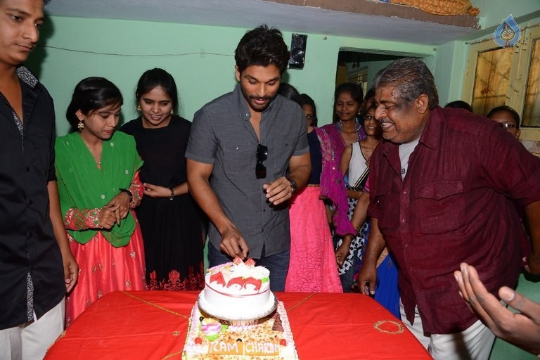 Allu Arjun at Greater Mega Fans President House - 8 / 21 photos