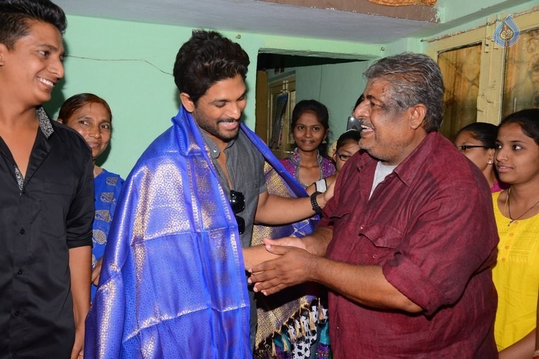 Allu Arjun at Greater Mega Fans President House - 13 / 21 photos