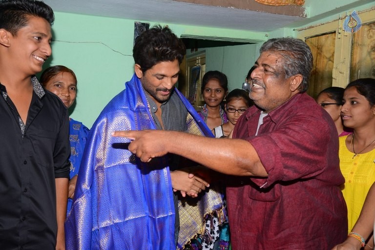 Allu Arjun at Greater Mega Fans President House - 14 / 21 photos