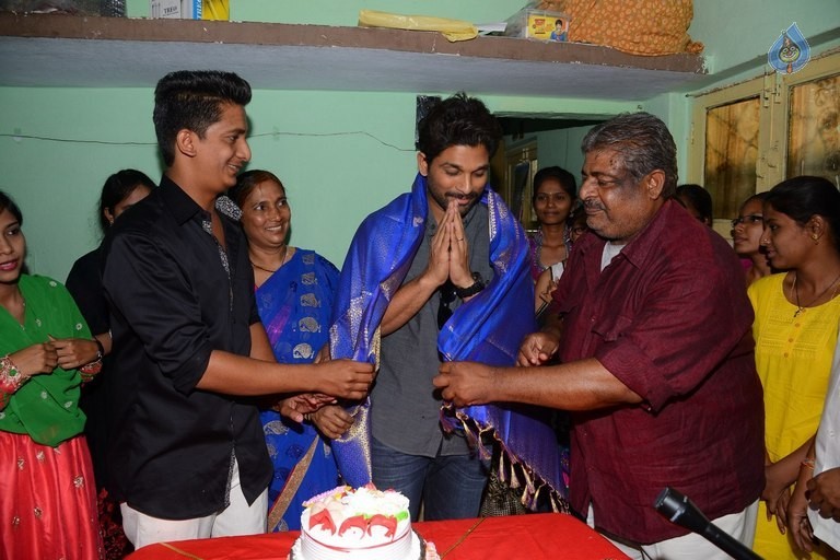 Allu Arjun at Greater Mega Fans President House - 15 / 21 photos