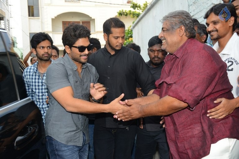 Allu Arjun at Greater Mega Fans President House - 16 / 21 photos