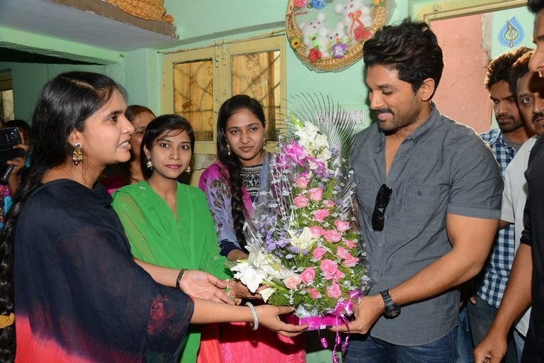 Allu Arjun at Greater Mega Fans President House - 20 / 21 photos