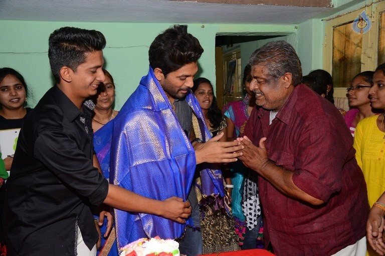 Allu Arjun at Greater Mega Fans President House - 21 / 21 photos