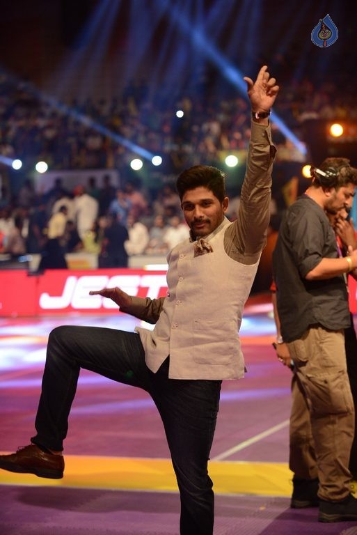 Allu Arjun at PRO Kabaddi League Match Photos - 8 / 102 photos